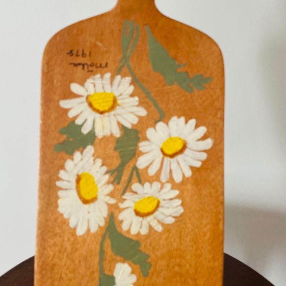 Hand-painted wooden cutting board with daisies and inscription "Mollie 1975” - Picture 1 of 6